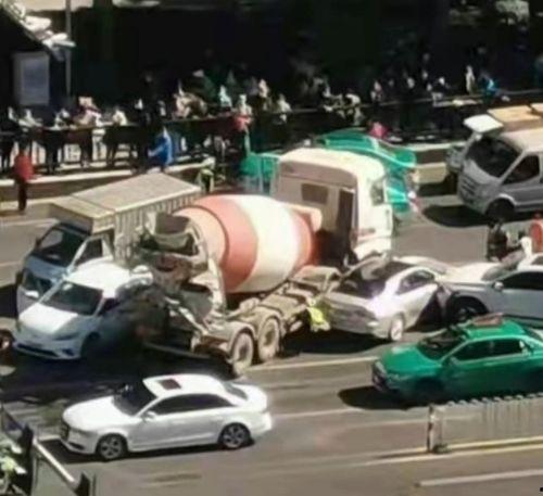 国产车撞搅拌车事件视频,惊险瞬间引发关注